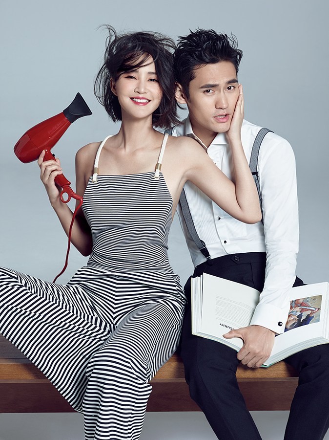 袁弘与张歆艺在阳光下甜蜜牵手对视，爱宠八戒蹲坐一旁，画面温馨自然