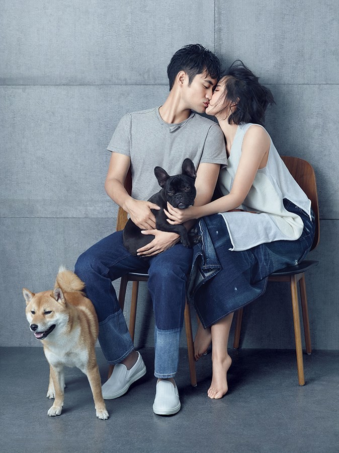 张歆艺俏皮地靠在袁弘肩头，袁弘面露宠溺笑容，八戒好奇地张望