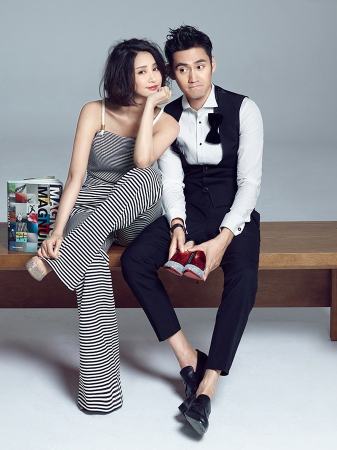 袁弘从背后温柔环抱张歆艺，两人面对镜头露出幸福微笑