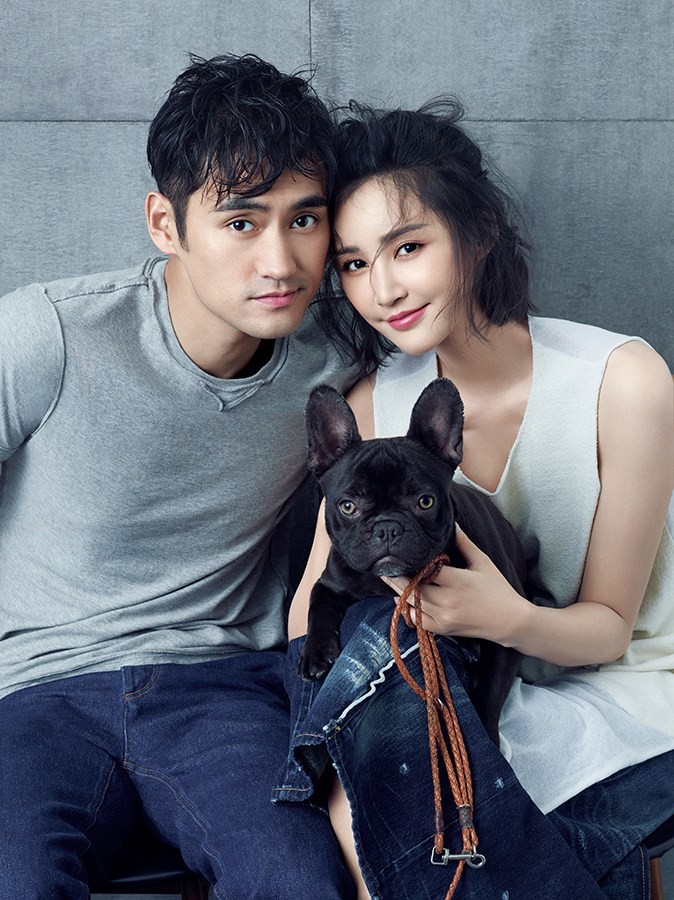 张歆艺亲密地挽着袁弘的手臂，两人步伐一致，展现出绝佳的默契