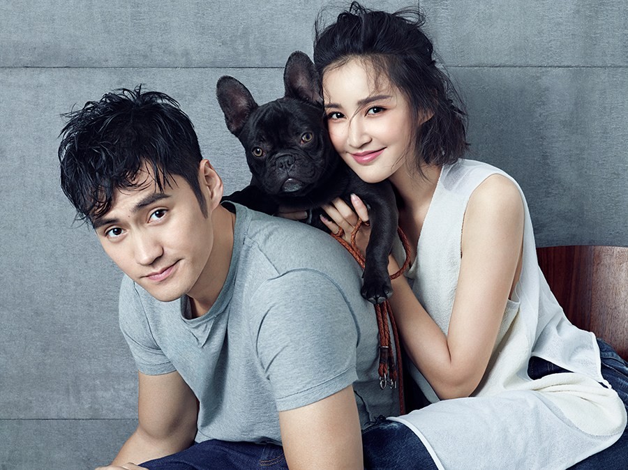 全家福拍摄花絮，袁弘张歆艺与工作人员轻松交流，氛围愉快