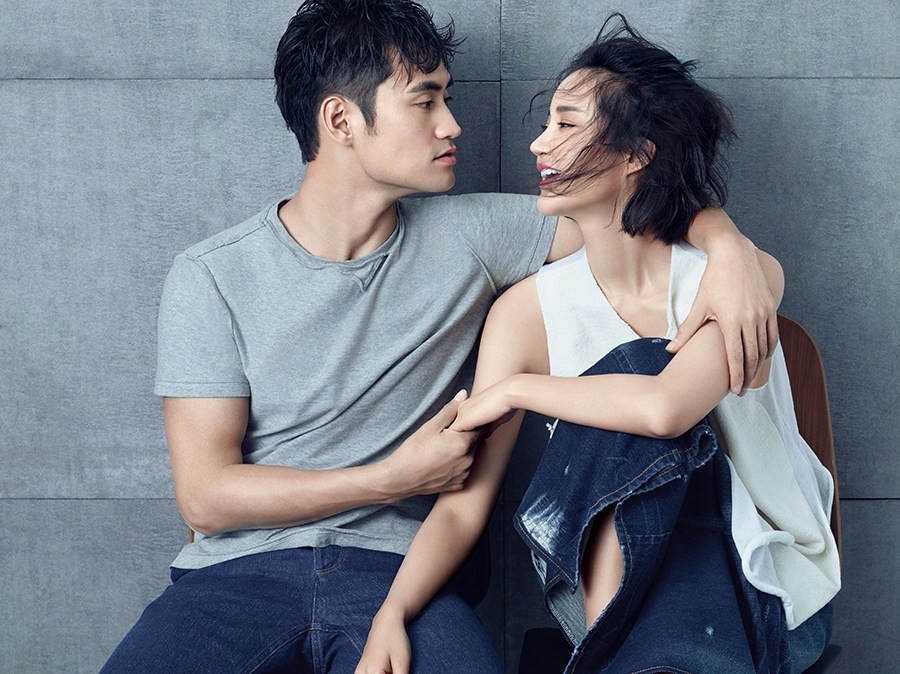 夫妻二人与爱宠八戒互动，画面充满动感与生活气息