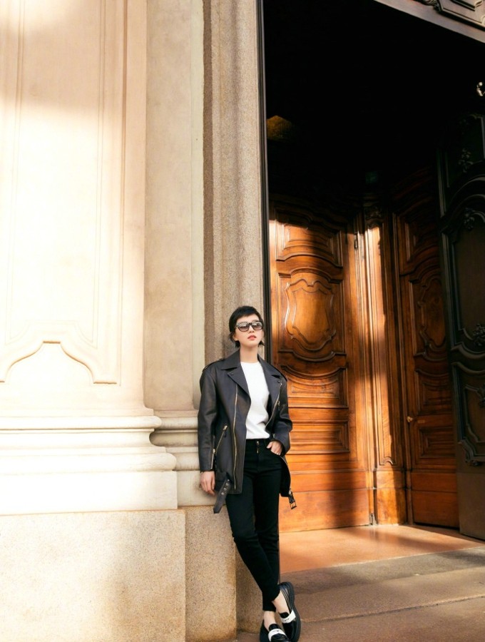 光影交错间，刘诗诗回眸凝望尽显从容自信