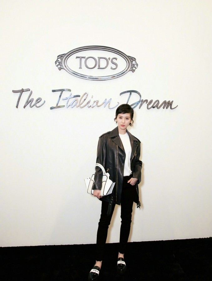 刘诗诗身着简约服饰，短发造型凸显精致五官与天鹅颈