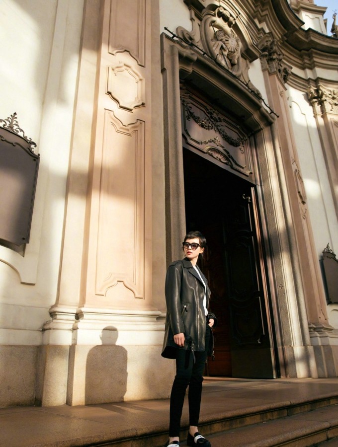 刘诗诗展露明媚笑容，短发造型传递阳光活力