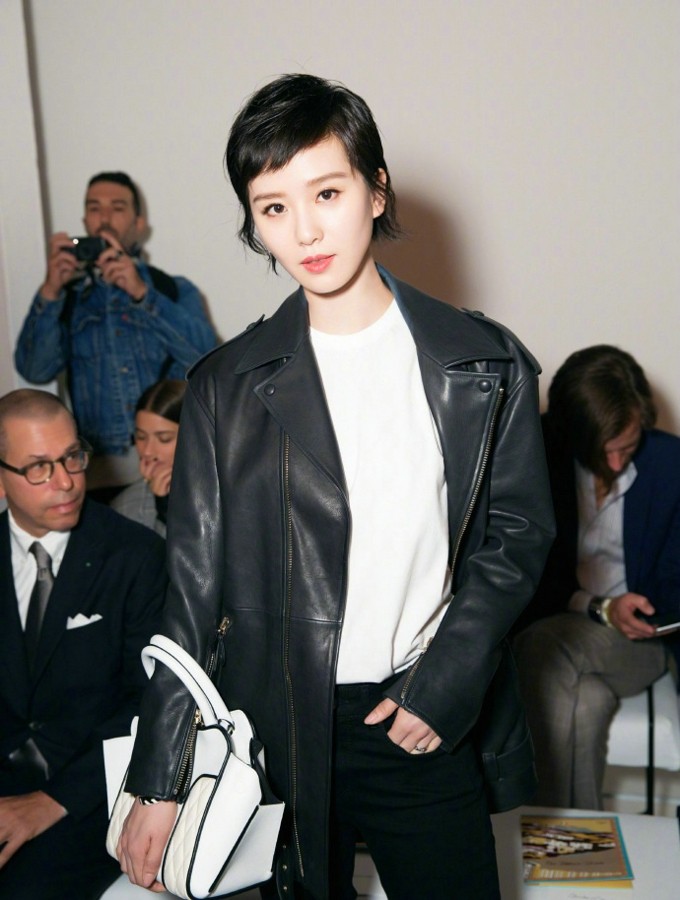 黑白光影下，刘诗诗短发造型诠释极致简约与高级感