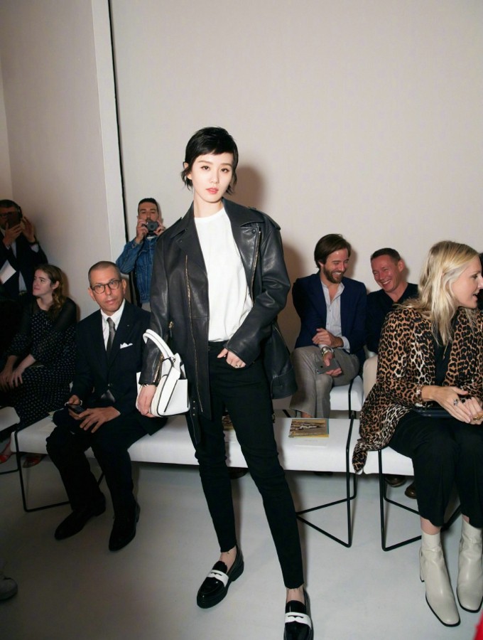 刘诗诗低头浅思，短发勾勒出柔和静谧的侧脸线条