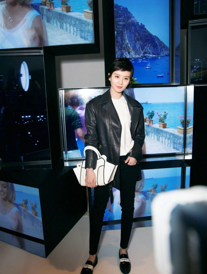 刘诗诗眼神坚定眺望远方，清爽短发更添飒爽气场