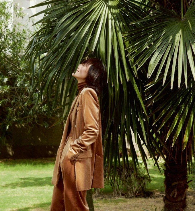 袁泉身穿简约服饰，在都市街角展露淡然微笑