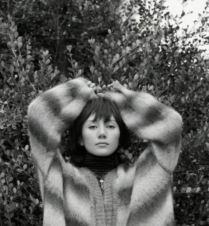 袁泉侧颜凝视远方，眼神深邃如静谧湖水