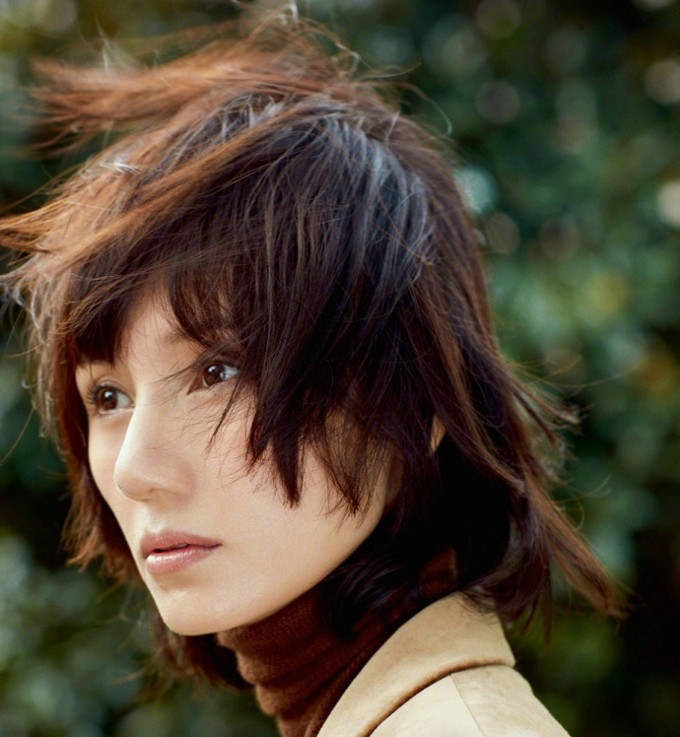 袁泉于樱花树下回眸，笑容恬静尽显森系清新