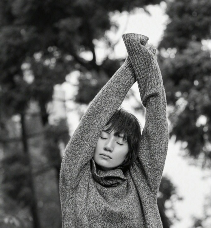 袁泉短发造型简约干练，眼神坚定散发知性魅力