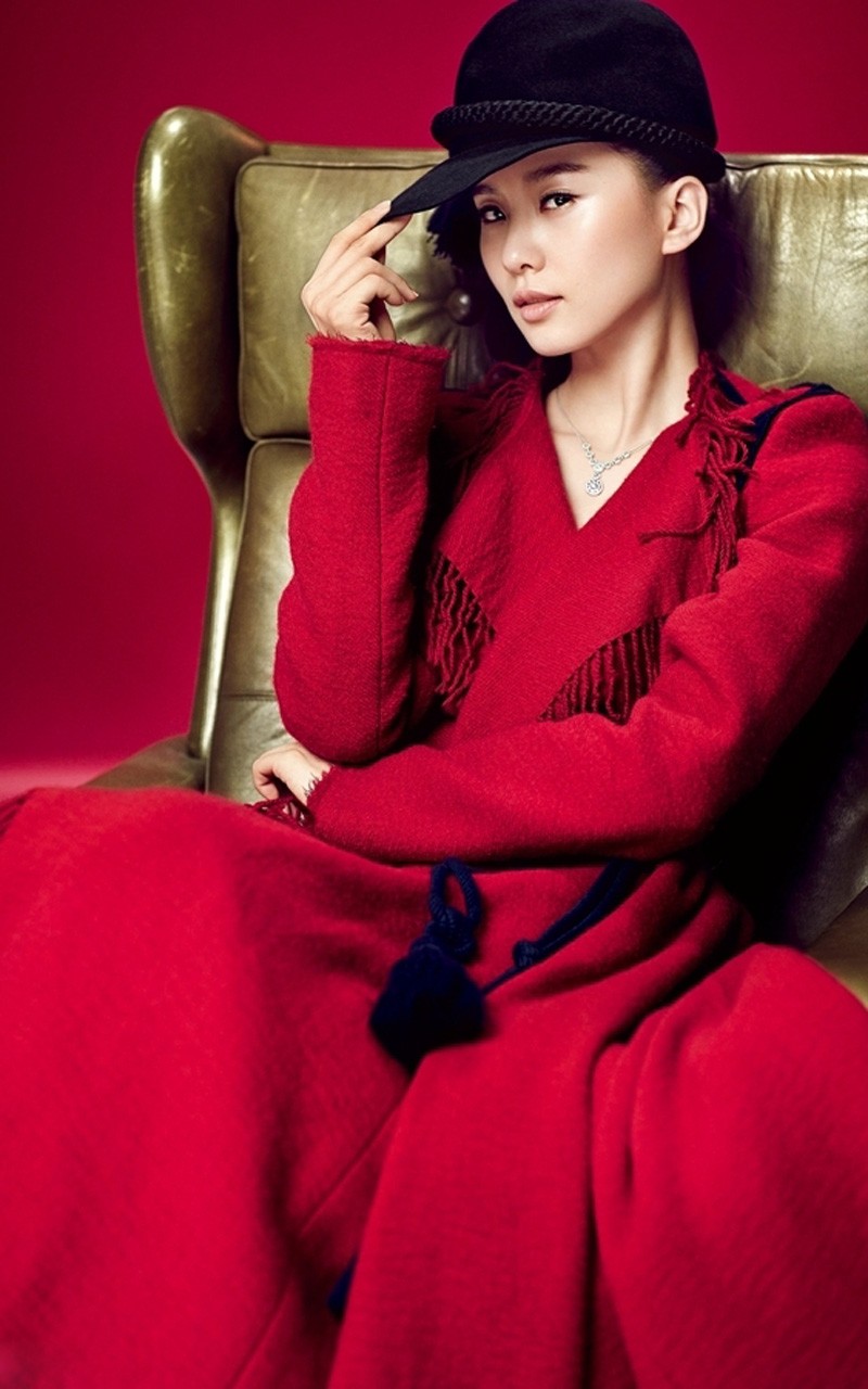 刘诗诗红发耀眼侧身凝视，珍珠耳环与光影交织凸显深邃骨相