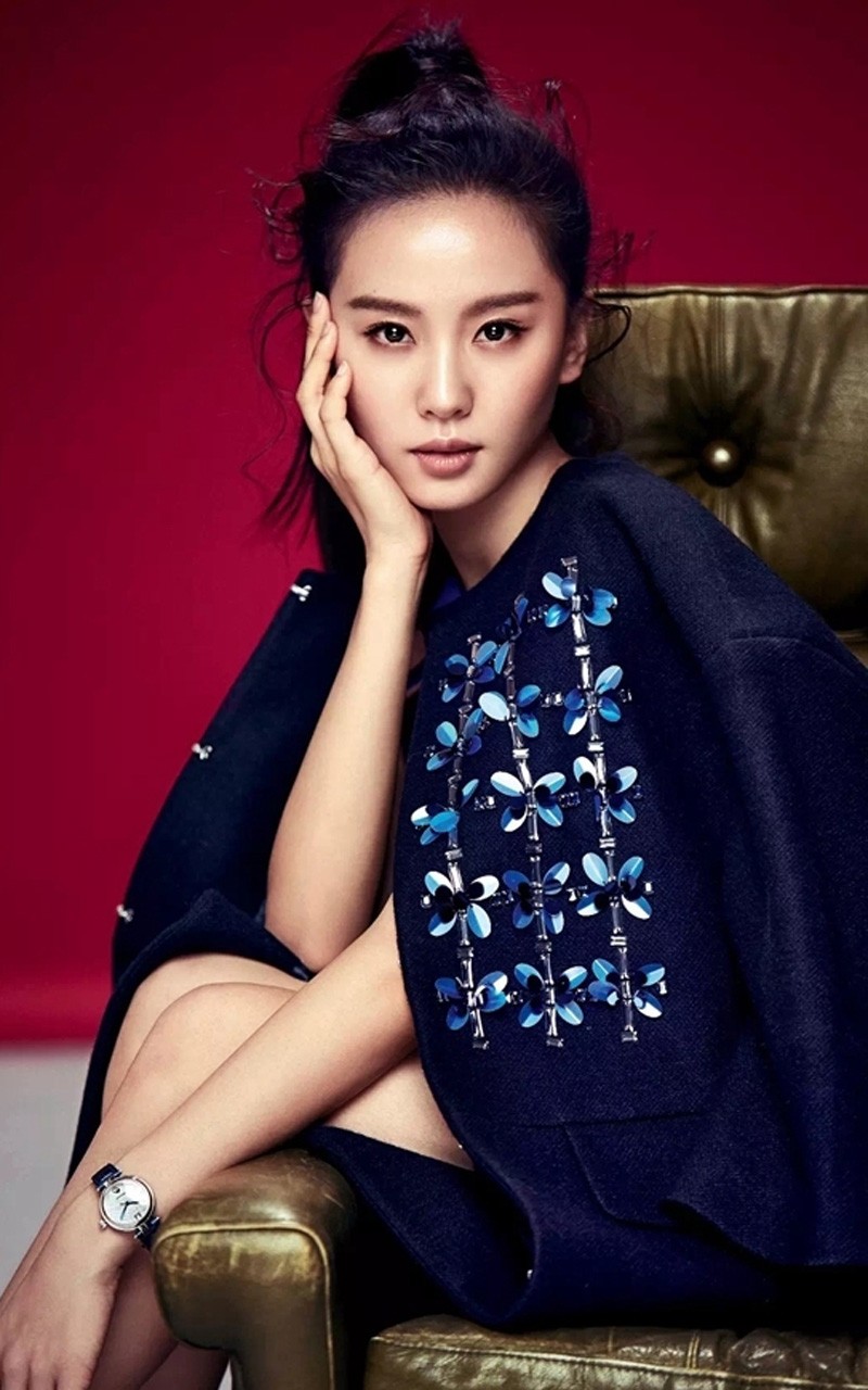 刘诗诗身着黑色廓形礼服置身都市光影，眼神坚定展现静谧力量