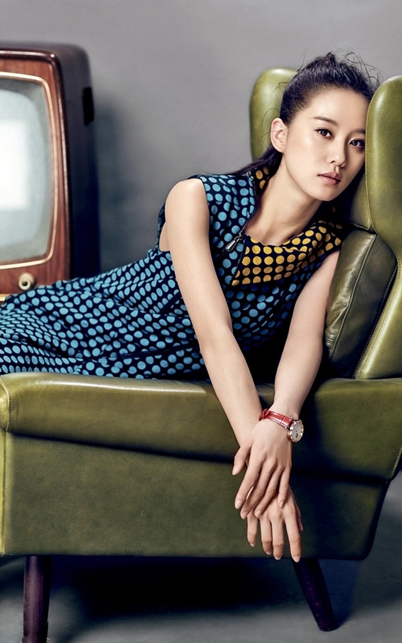 刘诗诗穿曳地长裙倚靠窗边，柔和光线下散发静谧优雅气息