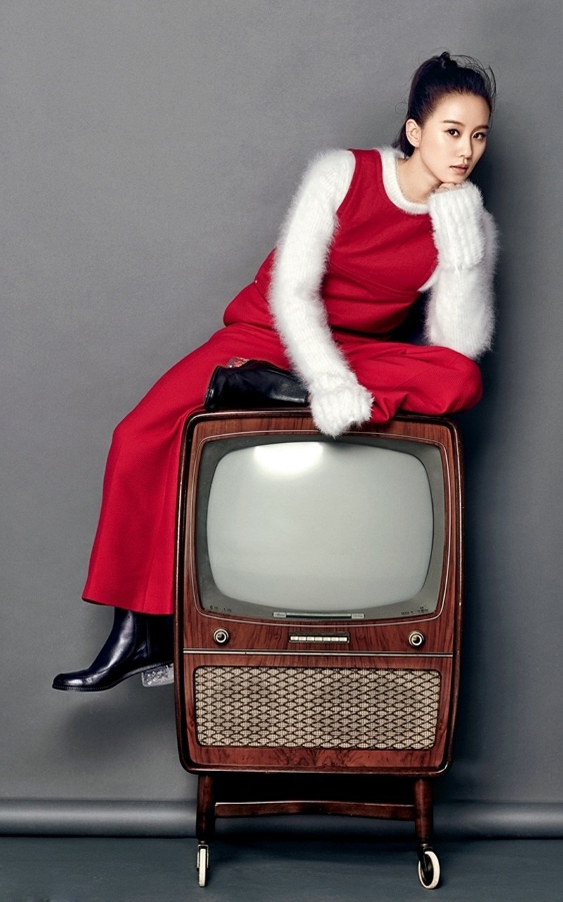 刘诗诗金色华服加身回眸浅笑，奢华质感与温柔气韵完美相融