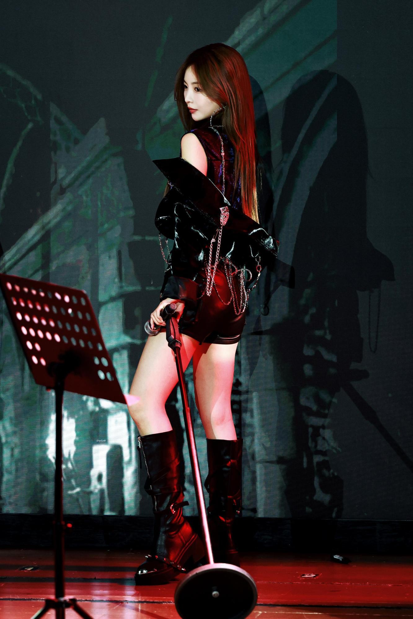 许杨玉琢侧身凝视镜头，黑色丝袜勾勒出优雅腿部曲线