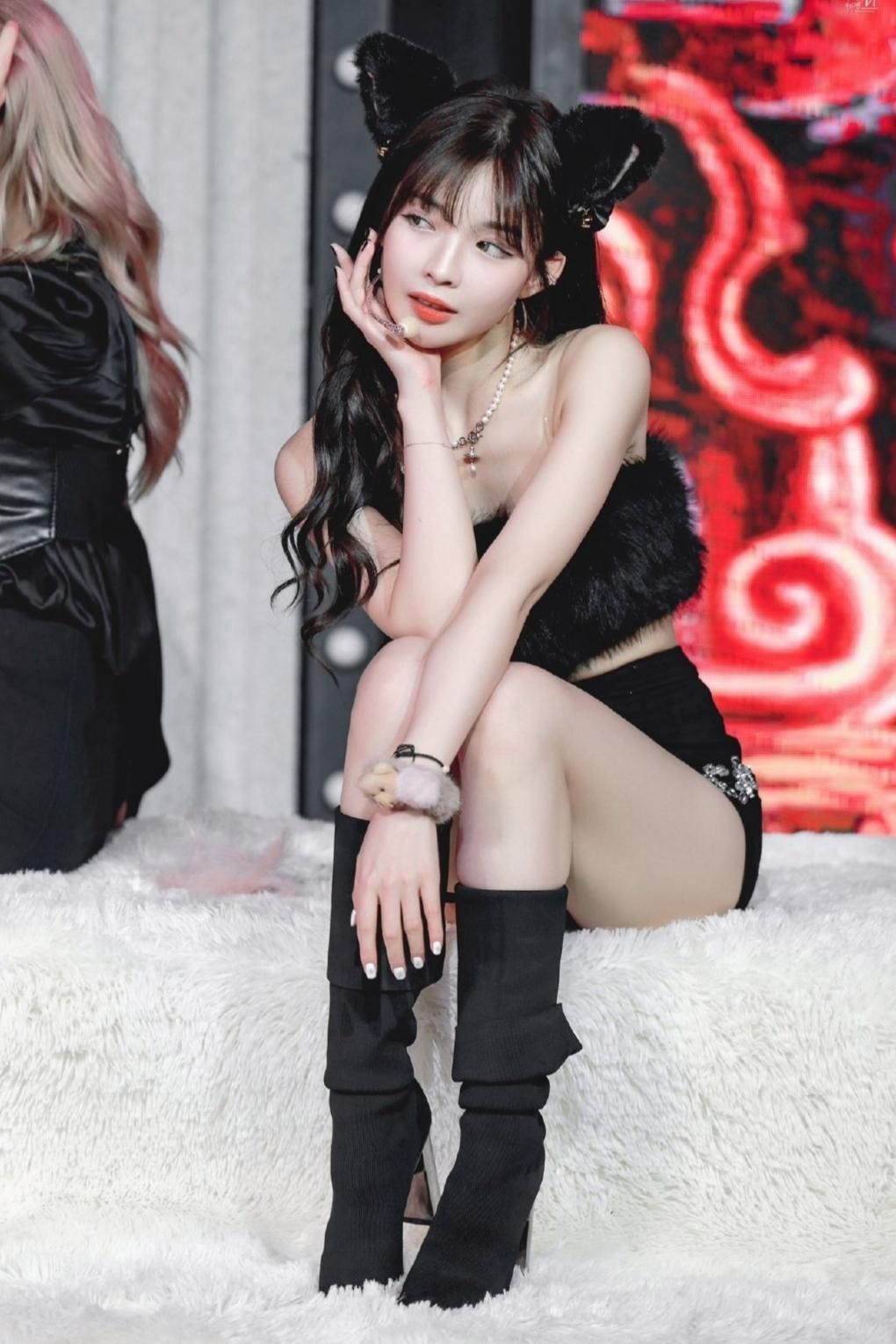 许杨玉琢回眸瞬间，黑色丝袜与短裙组合展现俏皮而精致的背影