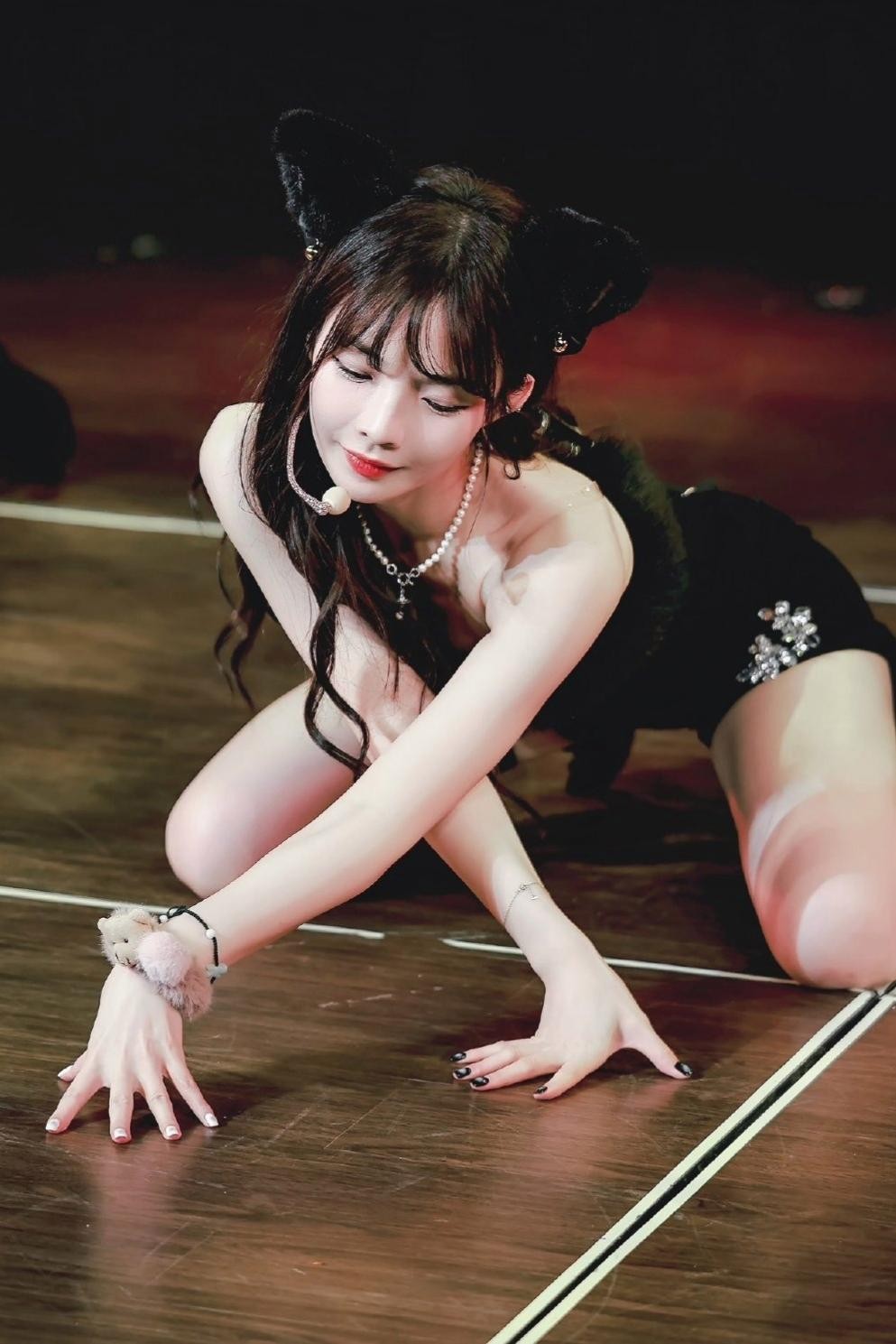 许杨玉琢举手撩发，丝袜美腿在镜头特写中尽显细腻质感与线条美