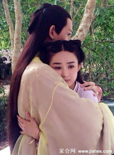 紫衣花千骨侧身回眸，花瓣轻遮面庞，在沉静中透露出历经磨难后内敛而强大的气场