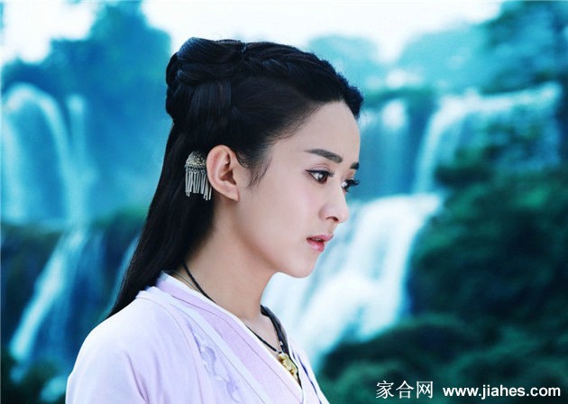 赵丽颖饰演的花千骨一袭白衣，于山水间执剑而立，眼神清澈而坚定，尽显少女初入仙门时的纯真与灵动