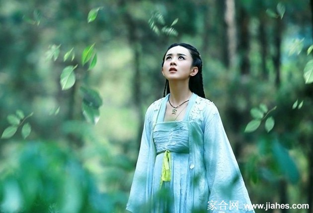 妖神花千骨惊艳觉醒，一袭耀眼红装迎风飞舞，她目光如炬冷艳逼人，展现出睥睨天下的霸气