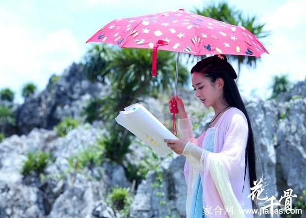 花千骨身穿素雅长裙，于月下轻抚琴弦，神情专注而略带忧思，仿佛以琴声诉说着无尽心事