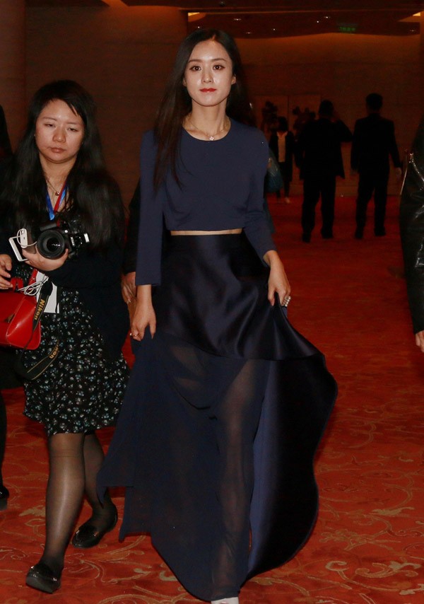 赵丽颖身着紫色深V薄纱长裙侧身凝视，锁骨与肩颈线条优雅动人