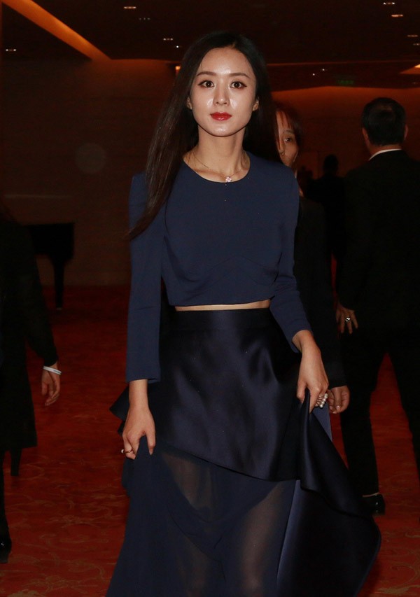 赵丽颖轻撩发丝微露香肩，黑色内衣在薄纱下朦胧展现曼妙身姿