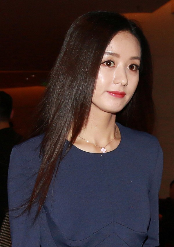 赵丽颖回眸一笑，蕾丝装饰的薄纱披肩下尽显温婉与浪漫气息