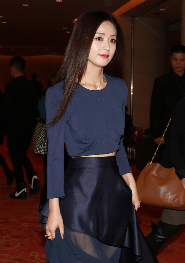 赵丽颖躺卧于柔和光影中，薄纱轻覆身体展露朦胧美感与宁静氛围