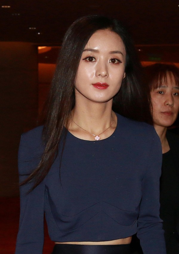 赵丽颖身着吊带薄纱裙静坐，裙摆如花绽放勾勒出柔美身形曲线