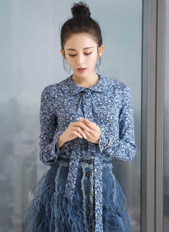 娜扎回眸浅笑眼神温柔，光影洒落肩头宛如日剧女主角