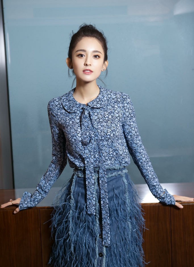 展露明媚笑容如沐春风，清新造型与感染力笑容相得益彰