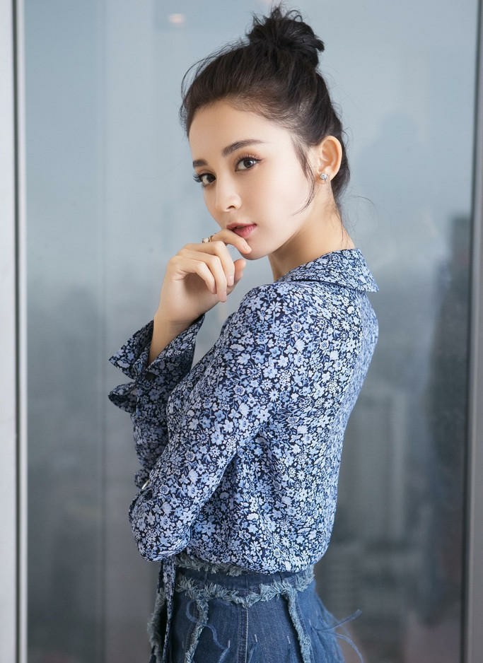 自然行走间裙摆摇曳生姿，动态瞬间捕捉少女的灵动与活力