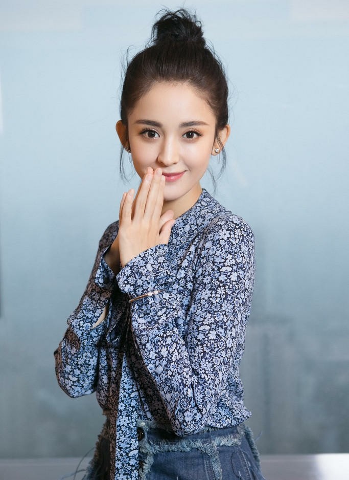 凝视镜头眼神充满故事感，简约背景凸显精致五官与细腻肌肤