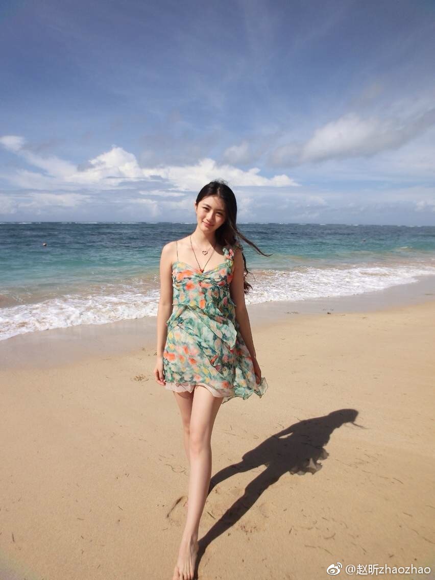 赵昕侧身凝视镜头，微卷长发披肩，身穿黑色紧身皮裤，勾勒出完美臀腿曲线，展现自信优雅魅力