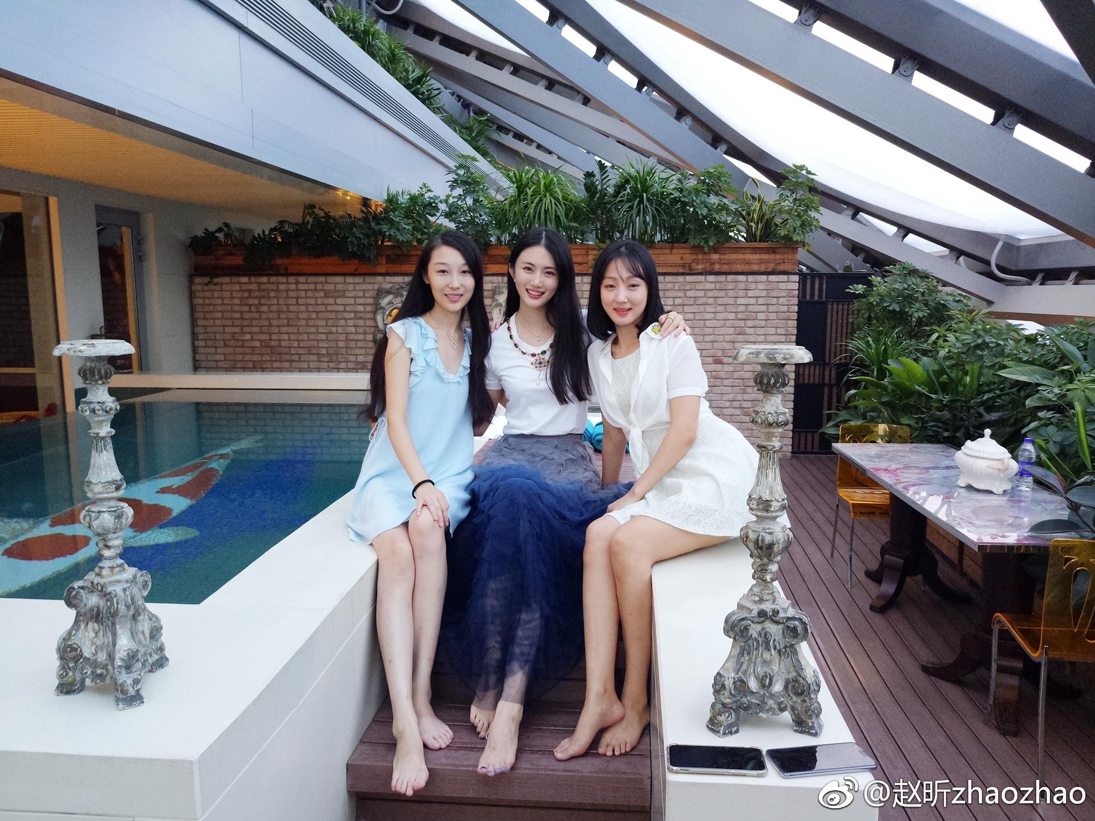 近距离特写赵昕腿部，厚丝袜的细腻纹理与肌肤若隐若现，搭配精致高跟鞋，尽显足踝优雅与性感