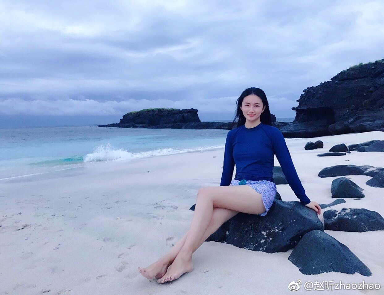 动态抓拍赵昕行走瞬间，皮裤随步伐产生自然褶皱，厚丝袜下的腿部线条在光影中流动，充满时尚动感