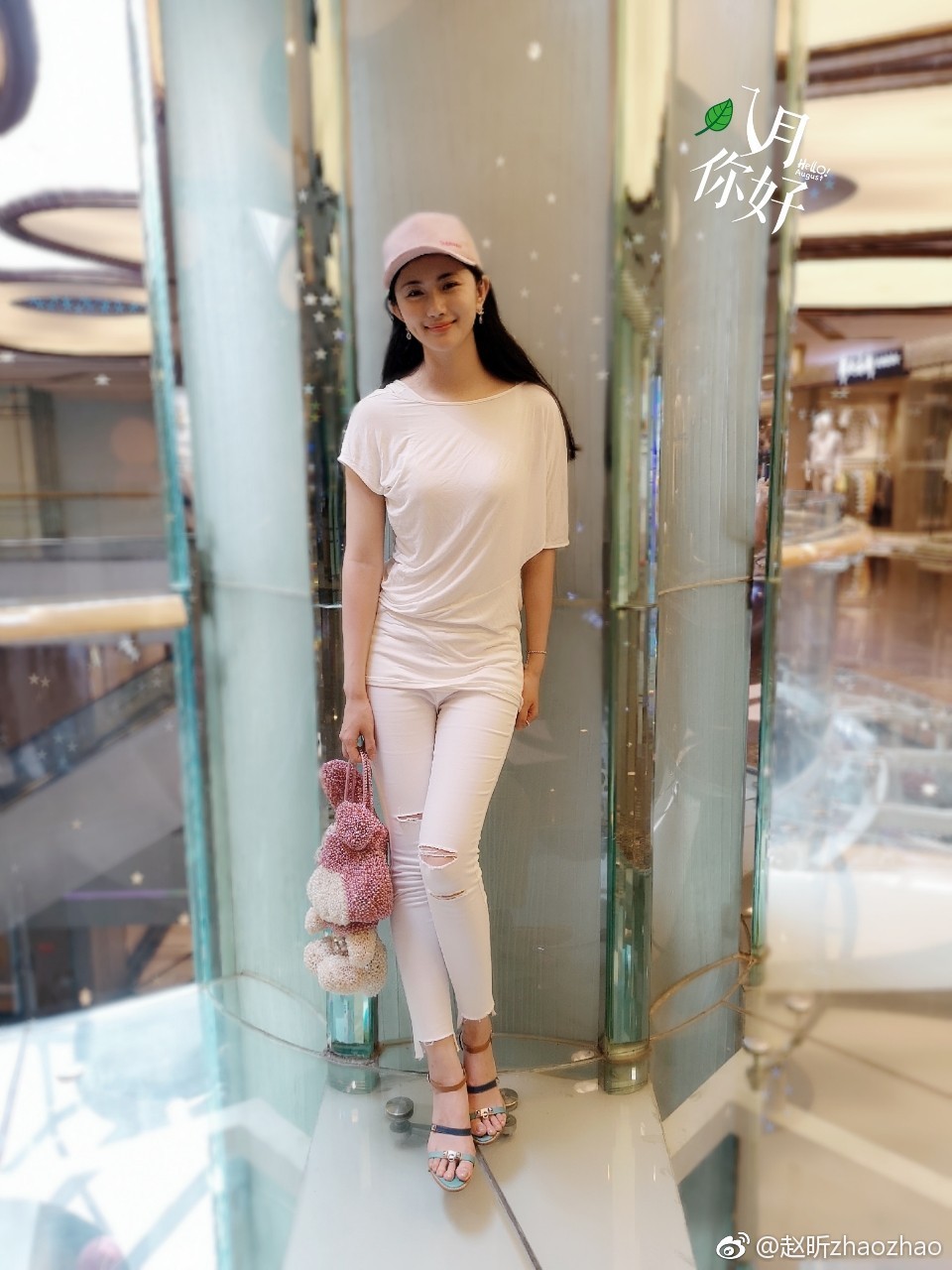 赵昕坐姿展现腿部整体线条，黑色皮裤与深色背景融为一体，凸显其腿部修长比例与强大气场