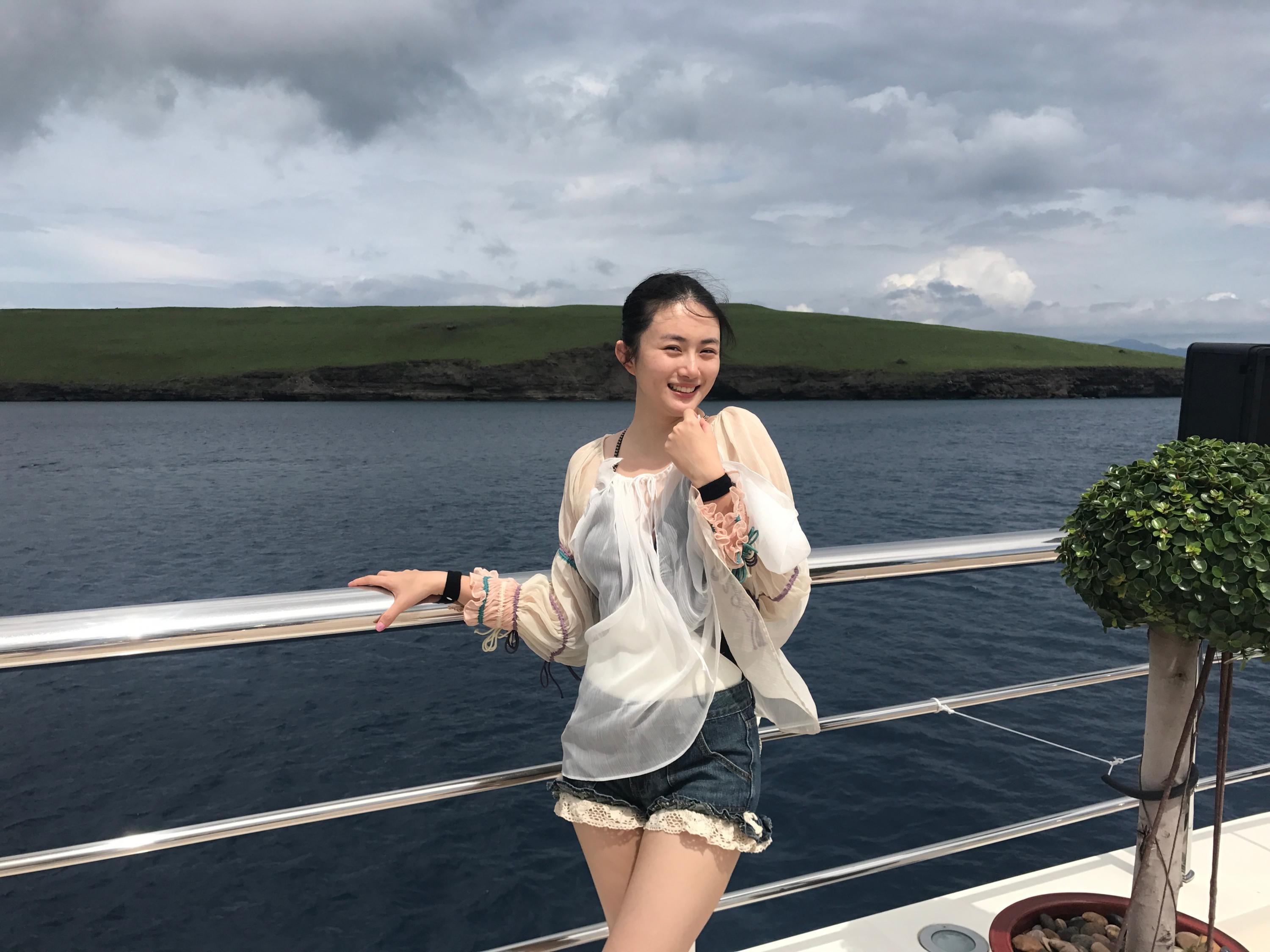 赵昕回眸瞬间，面部神情柔和坚定，黑色皮裤完美塑形，整体造型在简约中透露出不容置疑的时尚表现力