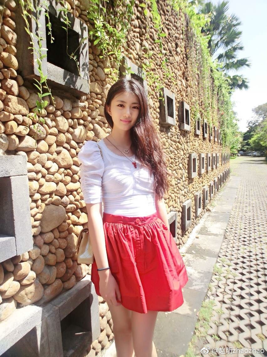 赵昕背影与侧影交错，皮裤背部设计勾勒出完美腰臀比，厚丝袜点缀的足部与高跟鞋构成优雅终点，画面充满艺术感