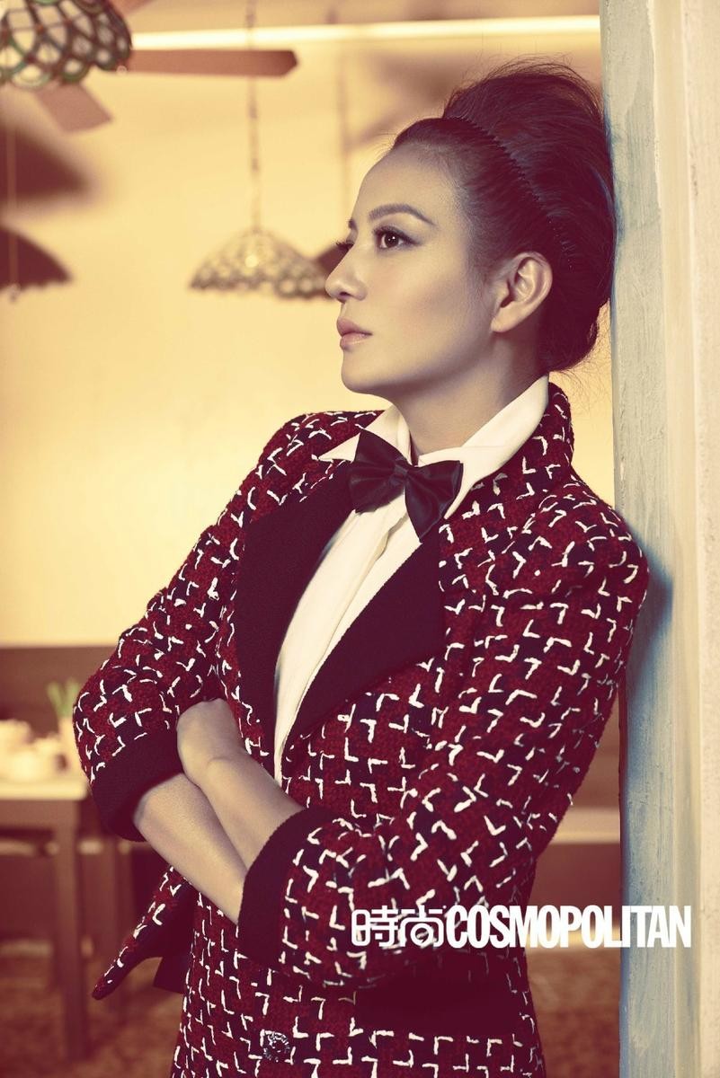 赵薇侧身优雅而立 展现简约风衣下的干练与智慧