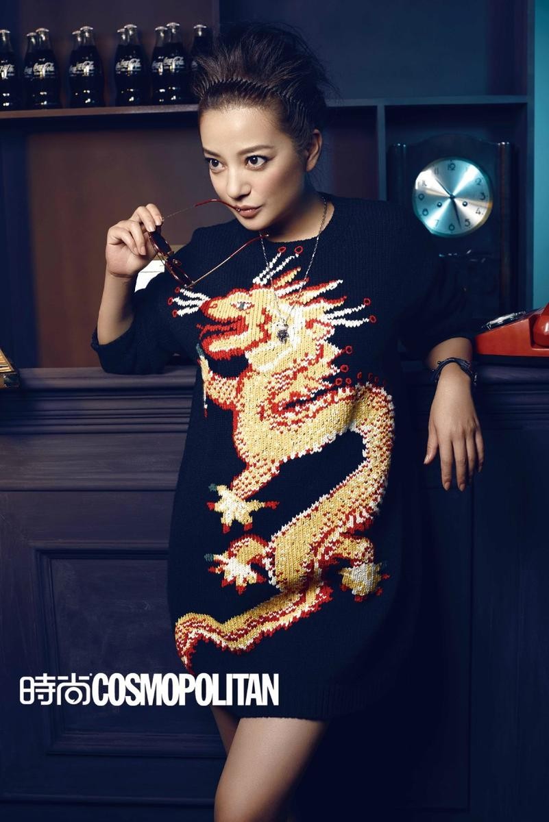 赵薇田园风蜈蚣辫造型 闭目沉醉于自然气息之中