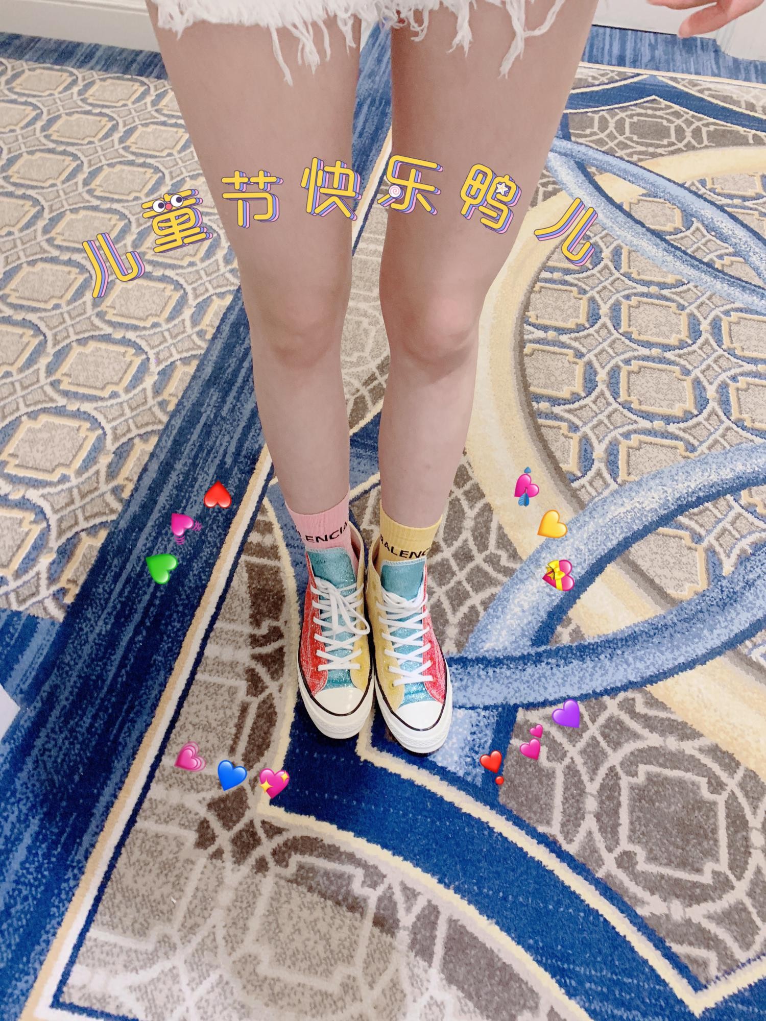 吴宣仪倚靠窗边若有所思，窗外光影洒落肩头，丝袜美腿在高跟鞋衬托下线条极致迷人