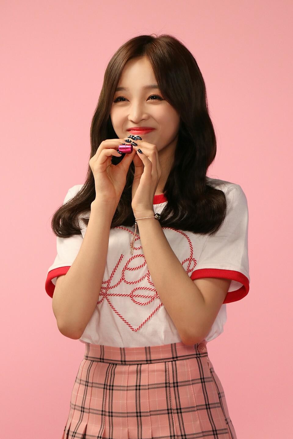 吴宣仪结束拍摄的轻松瞬间，微笑中带着一丝慵懒，整体造型在动态中更显生动与真实