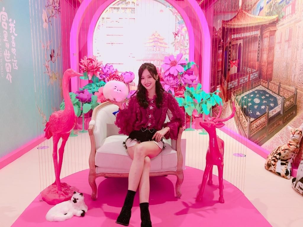 吴宣仪坐姿优雅展现绝佳身材比例，短裙与丝袜间的绝对领域成为焦点，姿态尽显时尚风采