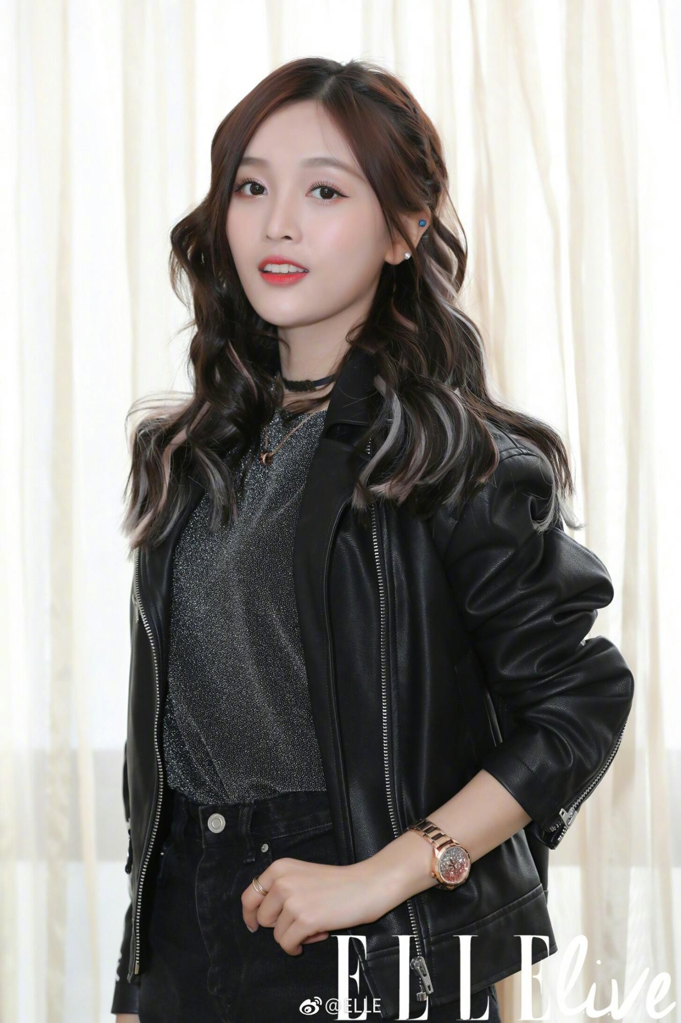 吴宣仪正面直视镜头，制服扣子一丝不苟，自信眼神与整体造型共同塑造出强大而优雅的气场