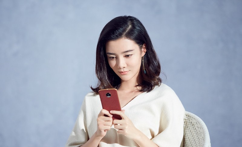 车晓展露迷人微笑，梨涡浅现，温暖笑意瞬间点亮了整个画面