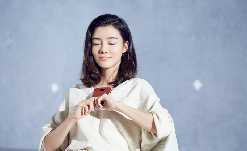 车晓身着简约服饰立于窗前，自然光线轻抚面庞，散发着淡然与宁静的气息